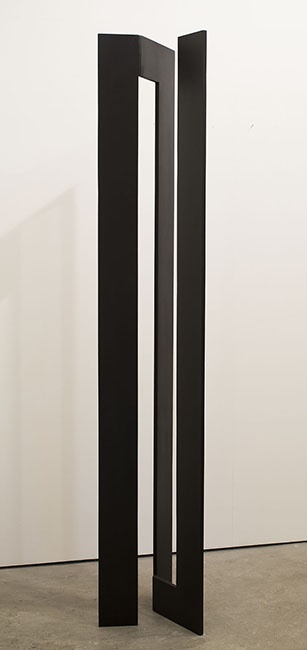 Coluna em fitas | 1985 | Aço pintado | 225 x 37 x 41 cm (aproximadamente)