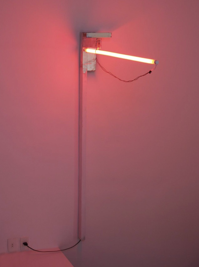 Varanda #1 | 2010. Acrílica, neon, fios e alumínio. 180 × 13 × 22 cm